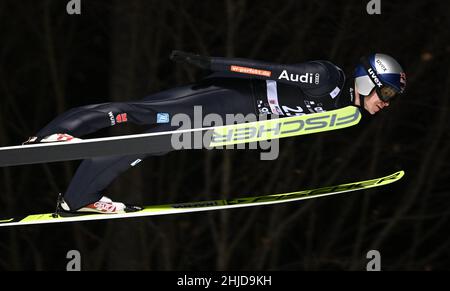 Willingen, Allemagne.28th janvier 2022.Ski nordique, saut à ski : coupe du monde, grande colline, hommes.Andreas Wellinger de l'Allemagne saute de la colline Mühlenkopf pendant le prologue.Credit: Arne Dedert/dpa/Alay Live News Banque D'Images