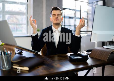 Employé en santé mentale Méditation de yoga en bureau Banque D'Images