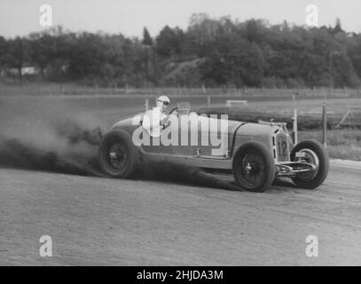 Voiture de course du 1930s.Le pilote suédois de son Alfa Romeo Monza est vu prendre la courbe à pleine vitesse lors de la compétition internationale de Solvalla à Stockholm le 15 1935 octobre. Banque D'Images