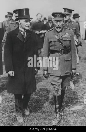 George V. Roi du Royaume-Uni et les dominions britanniques et empereur de l'Inde, né le 3 juin 1865 mort le 20 janvier 1936.Photo avec Rudyard Kipling.1865-1936, auteur britannique célèbre pour son livre The Jungle Book 1894.Kipling a reçu le prix Nobel dans la littérature 1907.Kipling à la fin de 19th et au début de 20th siècles a été parmi les écrivains les plus populaires du Royaume-Uni. Banque D'Images