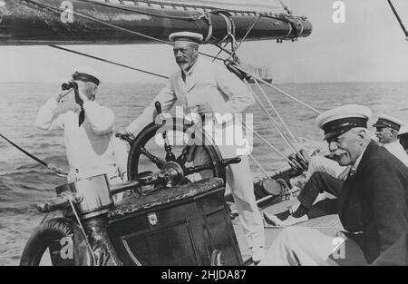 George V. Roi du Royaume-Uni et les dominions britanniques et empereur de l'Inde, né le 3 juin 1865 mort le 20 janvier 1936.Photographié sur son voilier Britannia pendant la régate de Cowes semaine 1924. Banque D'Images