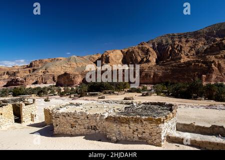 Un village bédouin en pierre abandonné dans le canyon de marbre dans les montagnes du Sinaï Banque D'Images