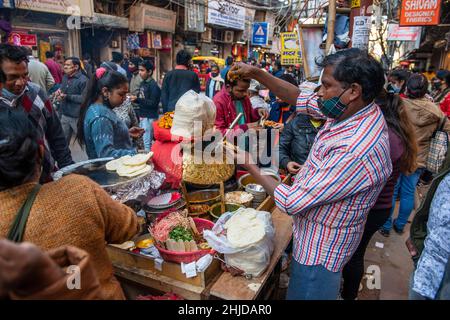 New Delhi, Inde.28th janvier 2022.Un vendeur de nourriture a vu la fabrication de chole kulche (célèbre cuisine indienne de rue) à Nai Sadak à Chandni chowk, dans le vieux Delhi.les marchés et les centres commerciaux de la capitale nationale ont ouvert en pleine capacité après que le gouvernement de Delhi a décidé de lever le couvre-feu de week-end et la règle impaire pour les magasins.Crédit : SOPA Images Limited/Alamy Live News Banque D'Images