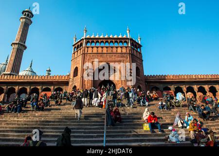 New Delhi, Inde.28th janvier 2022.Visiteurs vus dans les escaliers de la mosquée Jama Masjid pendant les prières du vendredi.Crédit : SOPA Images Limited/Alamy Live News Banque D'Images