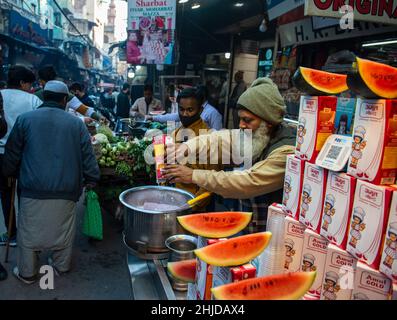 New Delhi, Inde.28th janvier 2022.Un homme vu faire Sharbat (Une boisson sucrée) au marché de Matia Mahal, Jama Masjid, le vieux Delhi.les marchés et les centres commerciaux de la capitale nationale ont ouvert en pleine capacité après que le gouvernement de Delhi a décidé de lever le couvre-feu de week-end et la règle des impairs pour les magasins.Crédit : SOPA Images Limited/Alamy Live News Banque D'Images