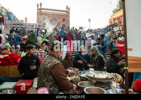 New Delhi, Inde.28th janvier 2022.Un homme a vu vendre de la nourriture à l'extérieur de la mosquée Jama Masjid pendant les prières du vendredi.Crédit : SOPA Images Limited/Alamy Live News Banque D'Images