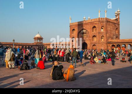 New Delhi, Inde.28th janvier 2022.Les visiteurs ont vu s'asseoir au soleil dans la cour de la mosquée Jama Masjid pendant les prières du vendredi.Crédit : SOPA Images Limited/Alamy Live News Banque D'Images