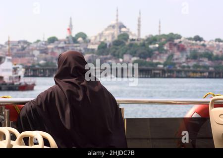 Femme musulmane portant un foulard niqab à Istanbul, Turquie Banque D'Images