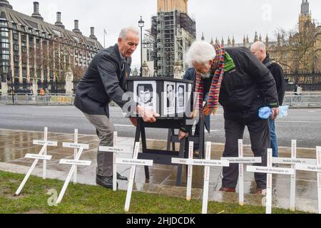 Londres, Royaume-Uni 27th janvier 2022.Un dimanche sanglant en souvenir et un rassemblement sur la place du Parlement.Plusieurs orateurs se sont joints aux manifestants avant le 50th anniversaire du dimanche sanglant pour un souvenir et pour protester contre une amnistie pour les anciens soldats britanniques impliqués dans les meurtres de 1972 à Derry, en Irlande du Nord.Les manifestants ont planté des croix et exposé un cercueil avec les noms des victimes. Banque D'Images