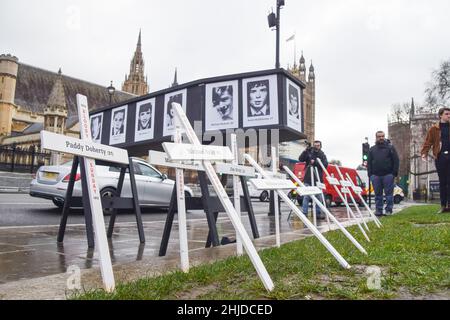 Londres, Royaume-Uni 27th janvier 2022.Un dimanche sanglant en souvenir et un rassemblement sur la place du Parlement.Plusieurs orateurs se sont joints aux manifestants avant le 50th anniversaire du dimanche sanglant pour un souvenir et pour protester contre une amnistie pour les anciens soldats britanniques impliqués dans les meurtres de 1972 à Derry, en Irlande du Nord.Les manifestants ont planté des croix et exposé un cercueil avec les noms des victimes. Banque D'Images