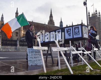 Londres, Royaume-Uni 27th janvier 2022.Un dimanche sanglant en souvenir et un rassemblement sur la place du Parlement.Plusieurs orateurs se sont joints aux manifestants avant le 50th anniversaire du dimanche sanglant pour un souvenir et pour protester contre une amnistie pour les anciens soldats britanniques impliqués dans les meurtres de 1972 à Derry, en Irlande du Nord.Les manifestants ont planté des croix et exposé un cercueil avec les noms des victimes. Banque D'Images