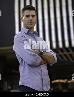 Un jeune homme d'affaires confiant travaillant comme architecte freelance pose dans une tenue classique Banque D'Images