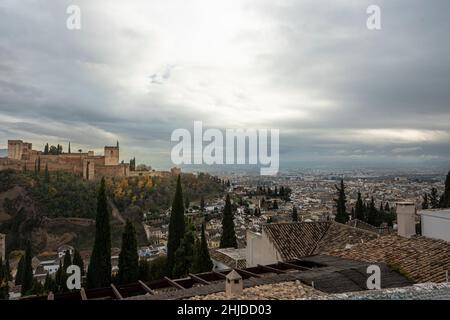 Panorama. Ville de Grenade gardée par le complexe monumental de l'Alhambra, construit pendant l'occupation arabe de la péninsule ibérique de 740 à 149 Banque D'Images