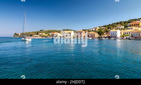 Le port de Gaios, la capitale de l'île grecque de Paxos, à proximité de l'île de Corfou, en Europe. Banque D'Images