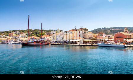 Le port de Gaios, la capitale de l'île grecque de Paxos, à proximité de l'île de Corfou, en Europe. Banque D'Images