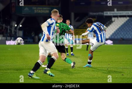 Josh Koroma, de Huddersfield Town, marque le premier but du match du championnat Sky Bet au stade John Smith, Huddersfield.Date de la photo: Vendredi 28 janvier 2022. Banque D'Images