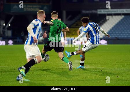 Josh Koroma, de Huddersfield Town, marque le premier but du match du championnat Sky Bet au stade John Smith, Huddersfield.Date de la photo: Vendredi 28 janvier 2022. Banque D'Images