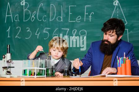 Professeur et laboratoire de chimie de garçon.Étudier la chimie et la biologie.Exemple personnel inspirant.Connaissances scolaires.Journée de la connaissance vacances de septembre.De base Banque D'Images