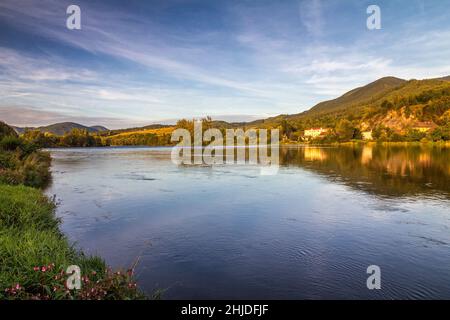 Paysage avec la rivière Vah dans le nord de la Slovaquie, Europe. Banque D'Images