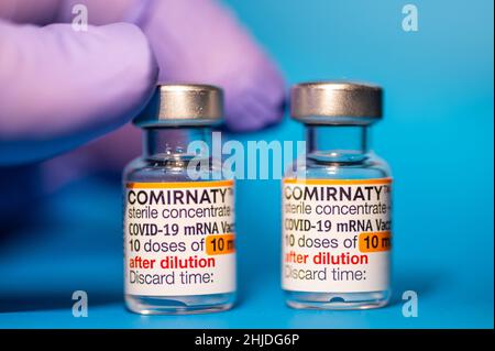 Dans cette photo illustration, des flacons de vaccin COMIRNATY (Pfizer BioNTech) pour le traitement du coronavirus (COVID-19). Banque D'Images