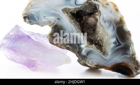 géode d'agate avec cristaux et macro-photographie améthyste.Pierres semi-précieuses isolées sur fond blanc.Propriétés de guérison de l'agate et de l'améthyste Banque D'Images