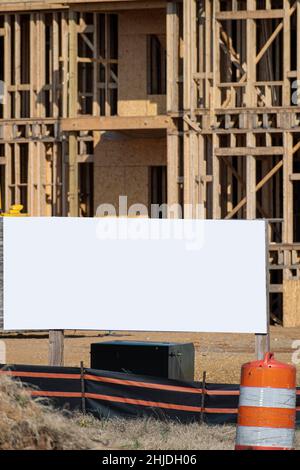 Plan vertical d'un grand panneau vierge devant la construction d'un nouvel appartement. Banque D'Images