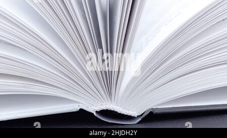 Macro-photographie de la colonne vertébrale.Livre ouvert avec pages blanches gros plan avec espace de copie.Le concept de visiter des bibliothèques et de lire divers livres, encycl Banque D'Images