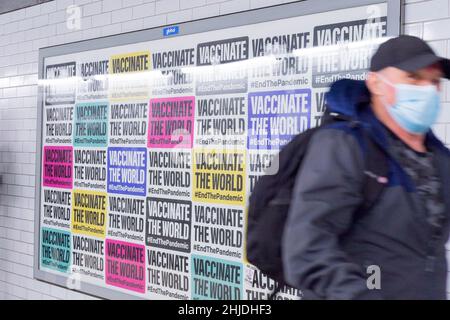 Affiche énorme sur le panneau d'affichage montrant une collection de plusieurs messages "vacciner le monde", Londres Angleterre Royaume-Uni règles d'auto-isolation covid restricti Banque D'Images