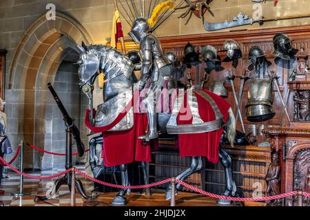 WARWICK, GRANDE-BRETAGNE - 15 SEPTEMBRE 2014 : ce sont les plans de chevalier équestres, les armes et les armures exposés dans la Grande salle du château de Warwick. Banque D'Images