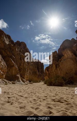 Chemin entre les rochers blancs du canyon sur la péninsule du sinaï, avec le soleil chaud qui brille dans le ciel.Grès Banque D'Images