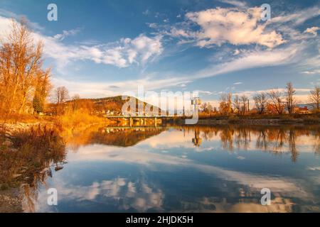 Reflétant le paysage d'automne dans le fleuve Vah près de la ville de Zilina, Slovaquie, Europe. Banque D'Images