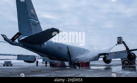 Les membres du groupe d'entretien 914th décomposent et préparent un KC-135R Stratotanker pour un vol à destination de la base aérienne MacDill, FL., à la station de réserve aérienne de Niagara Falls, N.Y., le 25 janvier 2022.Les membres de l'équipage et les agents d'entretien participent à la « visite annuelle vol-away en hiver 2022 » afin de maximiser les heures de vol et les possibilités d'entraînement pendant les conditions météorologiques hivernales défavorables à la gare d'origine.(É.-U.Photo de la Force aérienne par Peter Borys) Banque D'Images