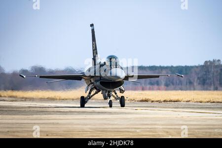 Un pilote affecté aux taxis de l'équipe de démonstration F-16 Viper sur la ligne aérienne de la base aérienne Shaw, S.C., le 26 janvier 2022.L'équipe travaille en étroite collaboration avec la Air Force Heritage Flight Foundation afin de créer une démonstration unique pour la U.S. Air Force passé et présent, en exposant les qualités professionnelles que la Force aérienne développe chez les personnes qui prennent l'avion, l'entretien et le soutien de ces avions.(É.-U.Photo de la Force aérienne par le premier Airman Madeline Herzog) Banque D'Images