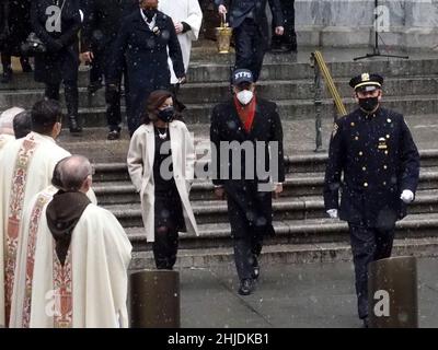 28 janvier 2022, New York, New York, États-Unis : January28,2022 NEW YORK.funéraire pour mort officier de police de la ville de New York .Jason Rivera.L'officier Jason Rivera, qui a été tué par balle en répondant à un appel de 911 il y a une semaine, a été rappelé à la cathédrale Saint-Patrice comme une mer d'officiers rassemblés à l'extérieur pour le saluer des milliers d'officiers de police de New York à Californie rassemblés à l'extérieur, le service funéraire.(Image de crédit : © Bruce Cotler/ZUMA Press Wire) Banque D'Images