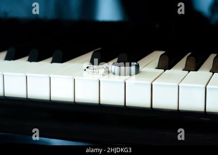 Anneaux de mariage sur les clés de piano. Banque D'Images