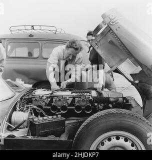 Voiture de course du 1950s.Un homme qui travaille sur le moteur d'une voiture de course lors d'une course Grand prix 1955 dans la ville suédoise Kristianstad. Banque D'Images