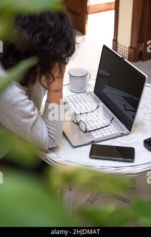 Femme fatiguée avec mal de tête en raison du travail de la maison toute la journée. Banque D'Images