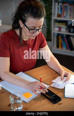 Janvier 4th 2021: Londres, Royaume-Uni: Comptable faisant de la paperasserie dans un bureau à domicile Banque D'Images