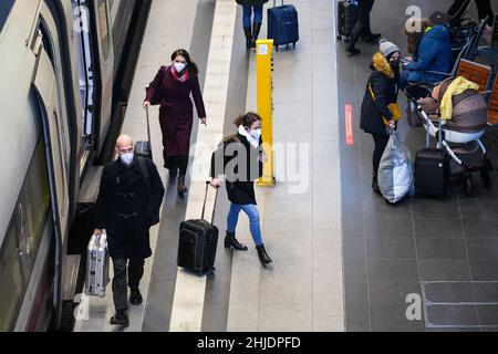 Berlin, Allemagne.28th janvier 2022.Les passagers portant un masque facial sont vus à la gare centrale de Berlin à Berlin, capitale de l'Allemagne, le 28 janvier 2022.Le taux d'incidence de la COVID-19 sur sept jours en Allemagne a continué à s'envolée, atteignant vendredi un nouveau record de 1 073 infections pour 100 000 habitants.La veille, le nombre était de 1 017,4, a indiqué l'Institut Robert Koch (RKI).Credit: Stefan Zeitz/Xinhua/Alay Live News Banque D'Images