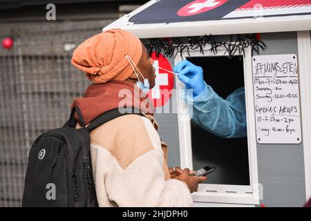 Berlin, Allemagne.28th janvier 2022.Une personne a un test dans une station d'essai COVID-19 à Berlin, capitale de l'Allemagne, le 28 janvier 2022.Le taux d'incidence de la COVID-19 sur sept jours en Allemagne a continué à s'envolée, atteignant vendredi un nouveau record de 1 073 infections pour 100 000 habitants.La veille, le nombre était de 1 017,4, a indiqué l'Institut Robert Koch (RKI).Credit: Stefan Zeitz/Xinhua/Alay Live News Banque D'Images