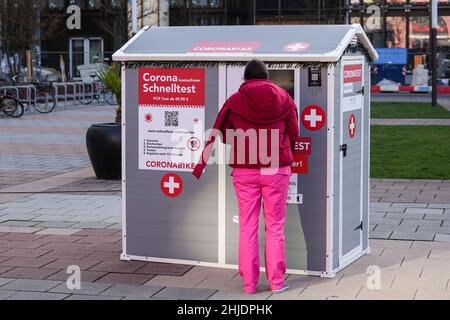 Berlin, Allemagne.28th janvier 2022.Le 28 janvier 2022, une femme a fait un test à une station d'essai COVID-19 à Berlin, capitale de l'Allemagne.Le taux d'incidence de la COVID-19 sur sept jours en Allemagne a continué à s'envolée, atteignant vendredi un nouveau record de 1 073 infections pour 100 000 habitants.La veille, le nombre était de 1 017,4, a indiqué l'Institut Robert Koch (RKI).Credit: Stefan Zeitz/Xinhua/Alay Live News Banque D'Images