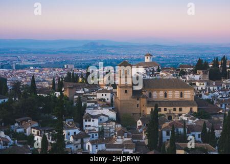 Vue sur l'horizon au lever du soleil du quartier Albaicin de Grenade depuis Sacromonte, andalousie, espagne Banque D'Images