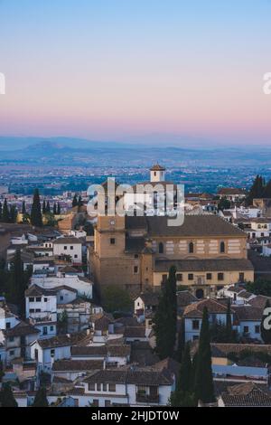 Vue sur l'horizon au lever du soleil du quartier Albaicin de Grenade depuis Sacromonte, andalousie, espagne Banque D'Images