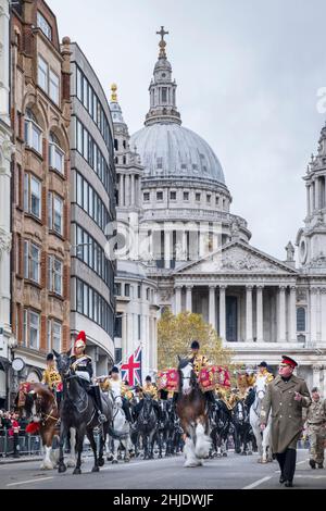 Royaume-Uni, Londres.Cavaliers de cavalerie des gardes de vie - gardes officiels à la Reine au spectacle des maires du Seigneur, 2021.La cathédrale Saint-Paul en toile de fond. Banque D'Images