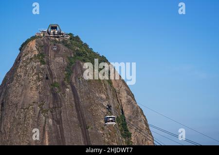 Téléphériques sur la montagne du pain de sucre, ciel bleu clair, pas de personnes, espace copie, Rio de Janeiro,Brésil Banque D'Images