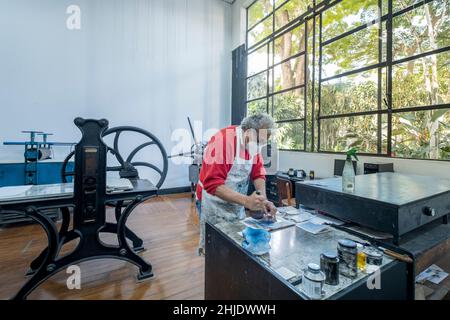 Artiste travaillant dans un studio de lithographie et d'impression, Musée Lasar Seguall (Museu Lasar Seguall) architecte: Gregori Warchavchick, Vila Mariana, São Paulo Banque D'Images