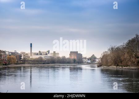 La Tamise à Mortlake, Londres.Cheminées et bâtiments du site de réaménagement de la brasserie Stag (anciennement la brasserie Watneys & Anheuser Busch). Banque D'Images