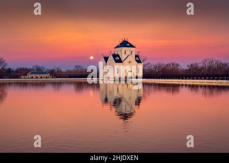 Belle photo d'un bâtiment historique sur une rive du lac au coucher du soleil à Louisville, Kentucky Banque D'Images