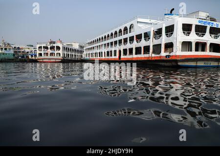 Dhaka, Bangladesh.27th janvier 2022.Eau polluée au fleuve Buriganga à Dhaka.La pollution de l'eau dans le fleuve Buriganga a atteint des niveaux alarmants.Des millions de mètres cubes de déchets toxiques provenant des tanneries et de milliers d'autres industries, avec un volume énorme d'eaux usées non traitées provenant de la ville de Dhaka.Crédit : SOPA Images Limited/Alamy Live News Banque D'Images