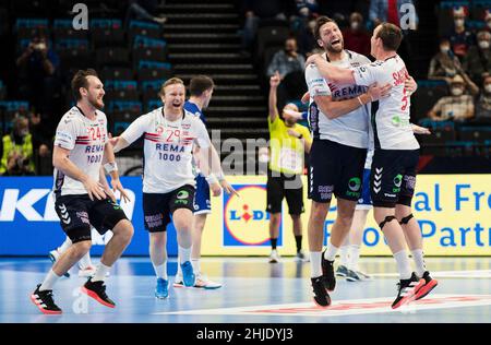 Budapest, Hongrie, 28th janvier 2022.Harald Reinkind de Norvège, Vetle Aga Eck de Norvège, Christian O'Sullivan de Norvège et Endre Langaas de Norvège célèbrent la victoire lors de l'EHF 2022 des hommes, cinquième rencontre entre l'Islande et la Norvège à Budapest, Hongrie.28 janvier 2022.Crédit : Nikola Krstic/Alay Banque D'Images